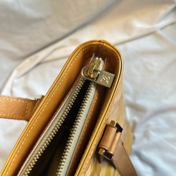 Louis Vuitton Vernis Purse: pre-loved. Beautiful bag. Date code LW0030 - Picture 13 of 14